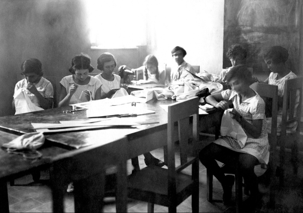 תלמידות בשיעור תפירה, 1932