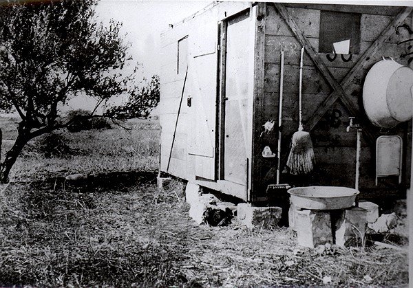 מכולה למגורים הכוללים מקלחת חיצונית, נהריה בשנות השלושים של המאה העשרים לערך