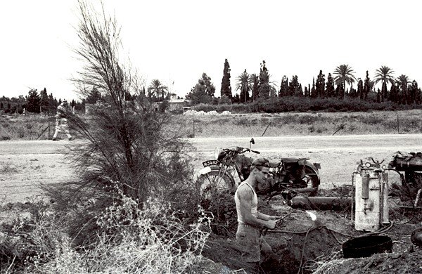 אנדריאס מאייר עובד על תיקון צנרת המים בשדה, 1938