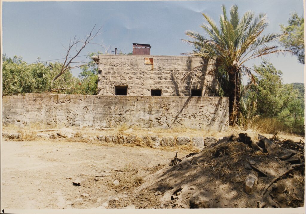 שרידי חורבת שלאללה, בית הסוכן של בעל הקרקעות ובית מינהלת היישוב, עם מיכל מים על הגג, בטרם פעולת השימור