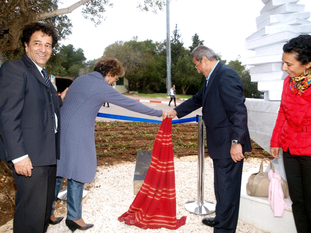 [:en]חנוכת פסל "מורשת" סוראיה נזריאן צילום: אריק בלטינשטר[:]