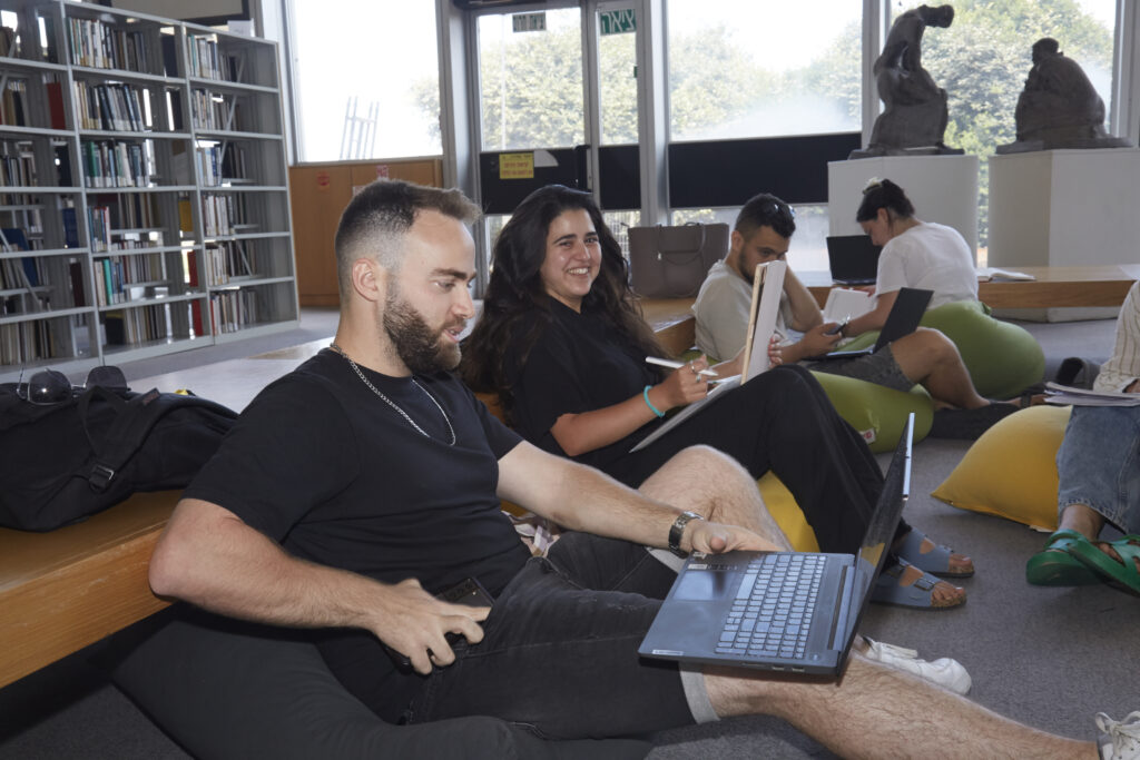 לומדים בספרייה