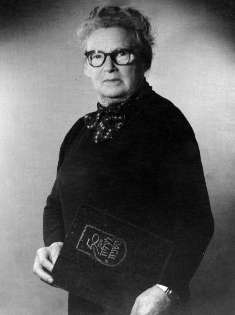 ציפורה זיייד מחזיקה בספר 1955