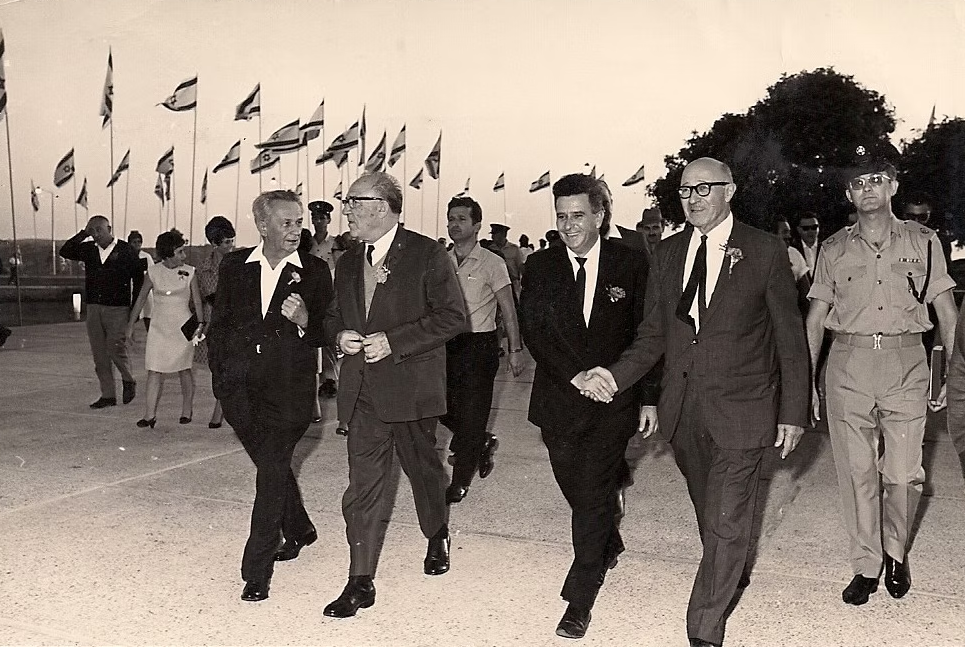טקס חנוכת הבניין הרב-תכליתי, אוגוסט 1967; משמאל לימין: אבא חושי, ראש העיר חיפה (1951-1969); לוי אשכול, ראש הממשלה של מדינת ישראל (1963-1969); אליעזר רפאלי, נשיא אוניברסיטת חיפה (1973-1977); דוד הכהן. צילום: קרן אור