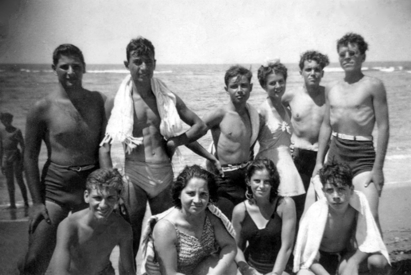 נערים ונערות יהודים במחנה תנועת הנוער מכבי באלכסנדריה